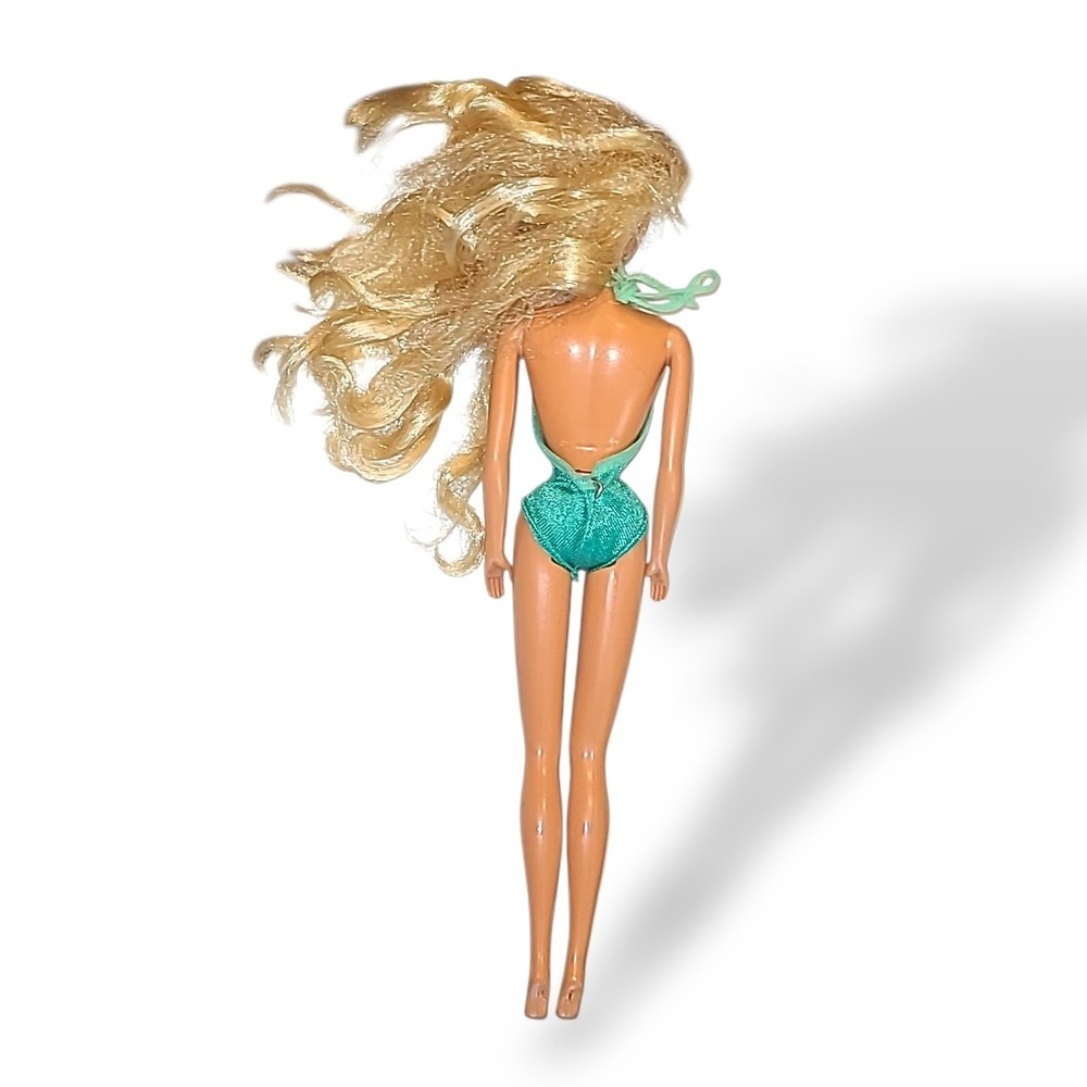 Vintage Barbie Doll Blonde Z Eyes Wearing Sunsational Malibu PJ Green Swimsuit - Picture 4 of 6